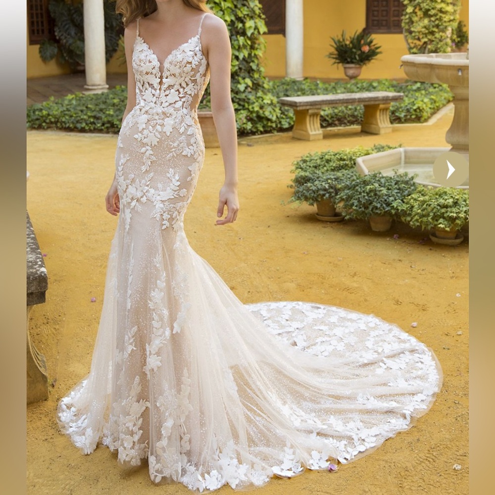 ✨Enzoani “POSIE” Wedding dress✨ for short brides.